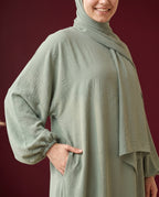 Crinkle-Abaya mit Schal Salbeigrün – Detail Stoff und Ärmel
