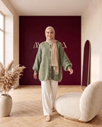 Oversize Strickcardigan Salbeigrün – in Bewegung