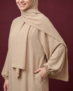 Crinkle-Abaya mit Schal Sand – Detail Stoff und Ärmel