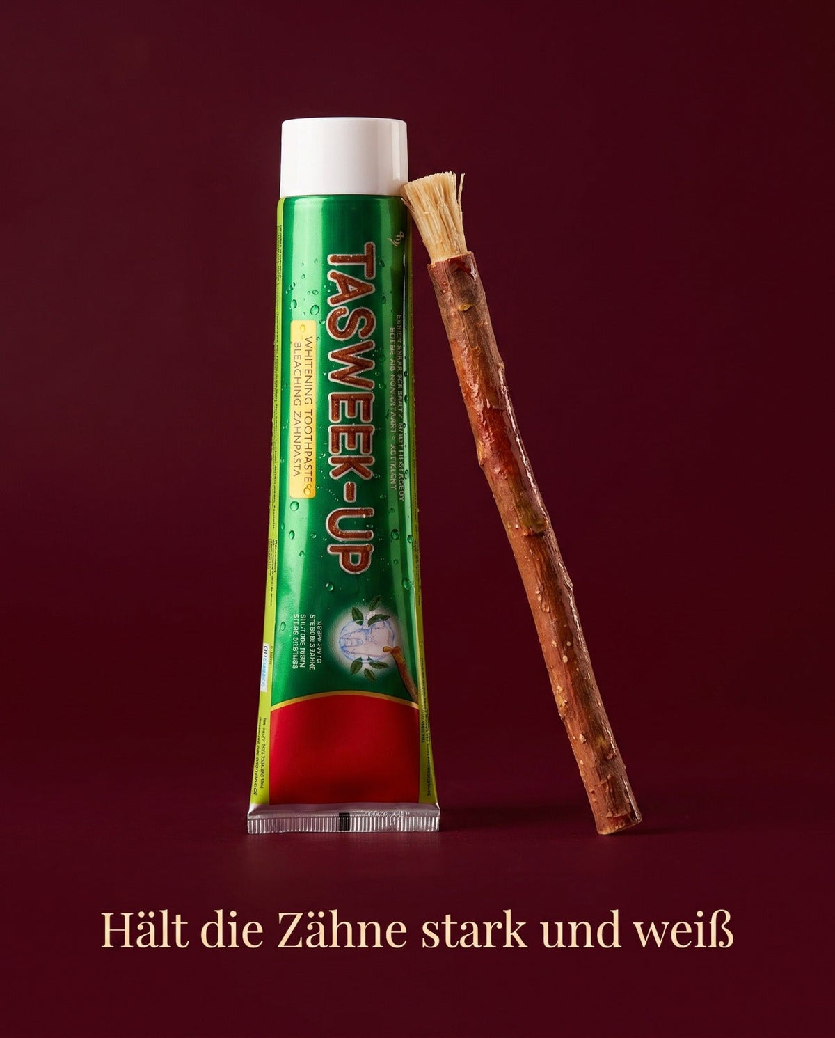 Miswak und Tasweek-Up Zahnpasta nebeneinander