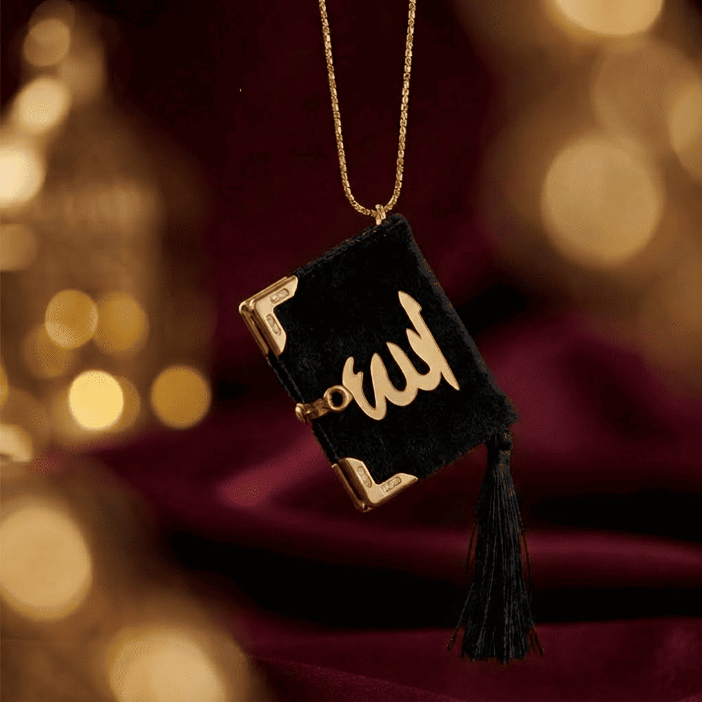 Mini Koran Anhänger in Schwarz – Samt mit goldenen Beschlägen und Quaste